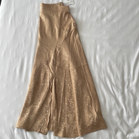 NWT Pull-On Satin Skirt with Front Slit - Picture 3 of 5